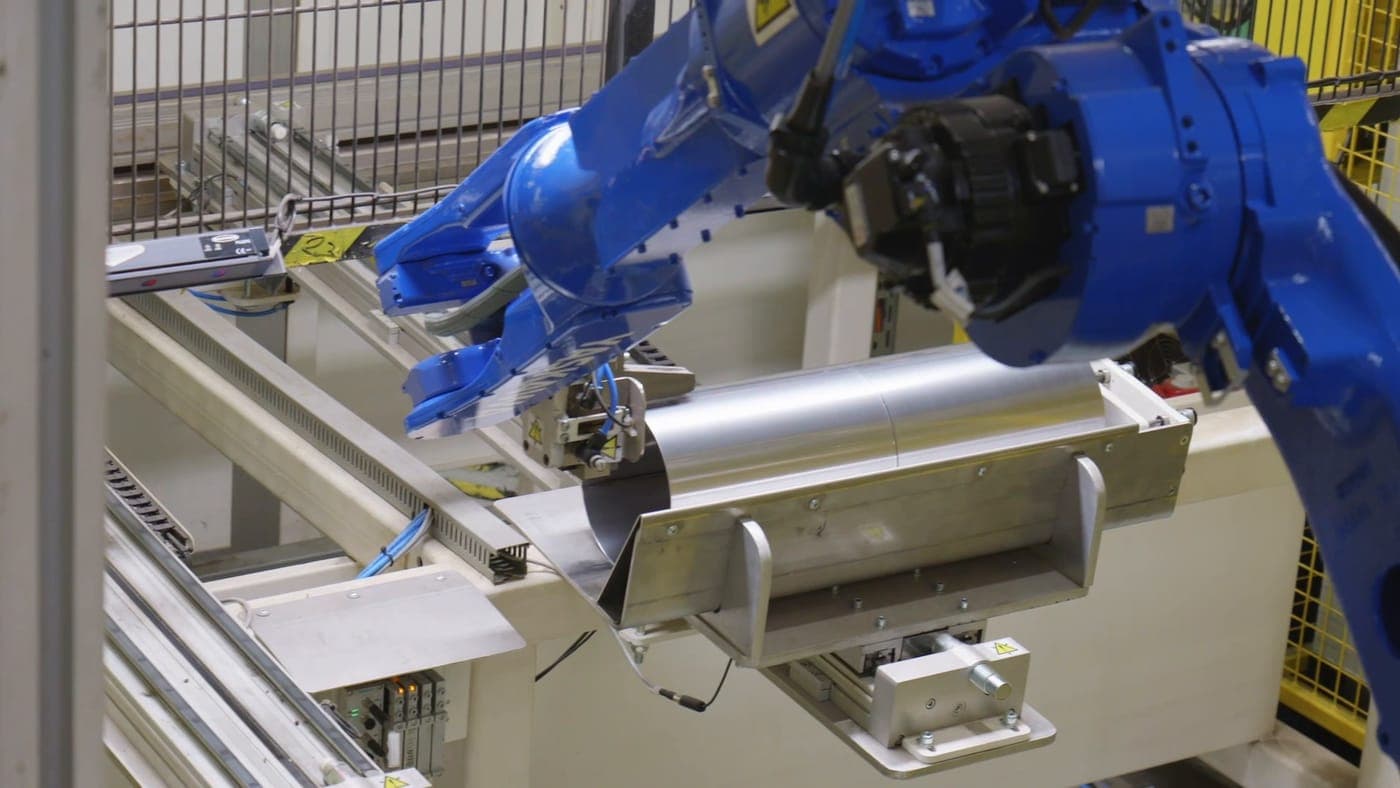Robot Yaskawa v automatizované výrobní buňce